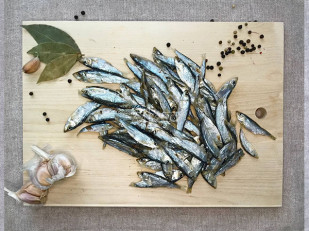 Другие закуски: Тюлька вяленая