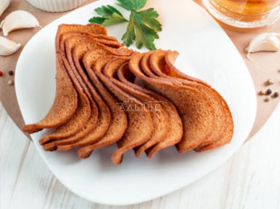 Деревенские гренки со вкусом чеснока и зеленью (Сурские): Ресторанные гренки с сметаной и зеленью